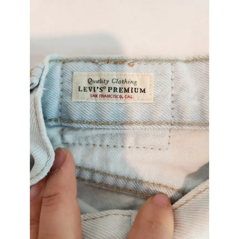 Levi’s Premium Women’s High-Waisted Denim Shorts Light Wash Size‎ 27